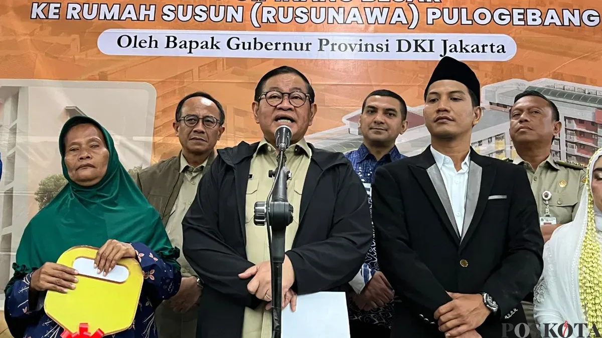 Gubernur Jakarta Pramono Anung saat menyampaikan pernyataan kepada awak media di Rusun Pulo Gebang, Jakarta Timur, Senin, 12 Januari 2025. (Sumber: Poskota/M Tegar Jihad)