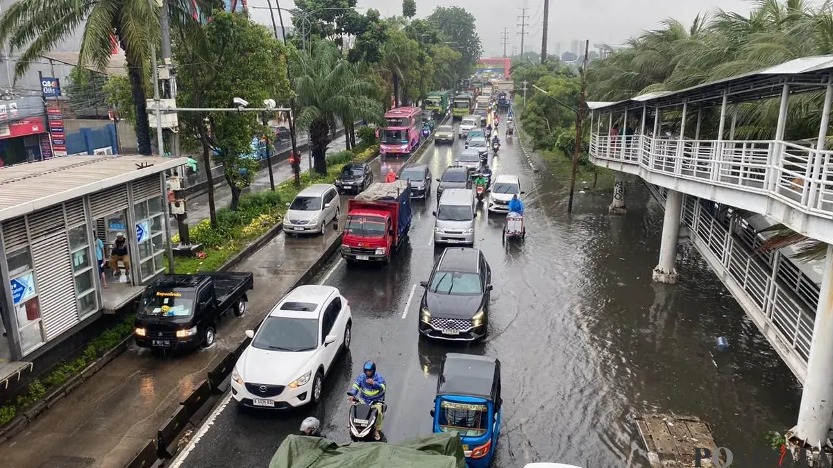 Pantauan arus lalu lintas di Jalan Daan Mogot, Cengkareng, Jakarta Barat, yang padat karena adanya genangan, Senin, 12 Januari 2026. (Sumber: Poskota/Pandi Ramedhan)