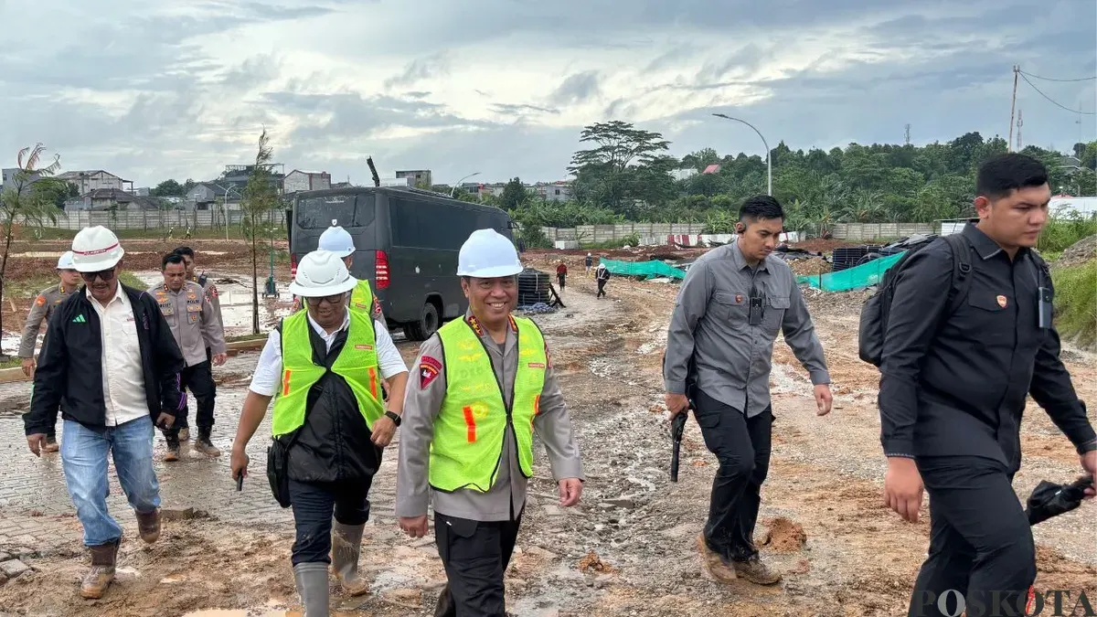 Wakapolri Komjen Pol Dedi Prasetyo meninjau pembangunan SMA KTB, Kecamatan Gunungsindur, Kabupaten Bogor. (Sumber: Poskota/Giffar Rivana)