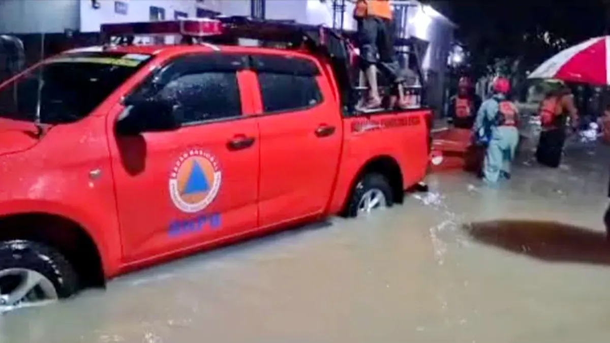 Petugas BPBD Provinsi Banten akan melakukan evakuasi korban banjir. (Sumber: BPBD Banten)