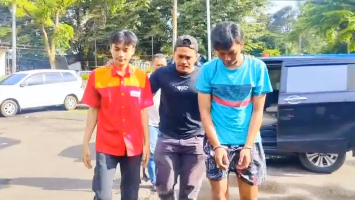 Polisi menggiring dua pelaku pengeroyokan dan pembacokan kepada pria di Bogor. (Sumber: Polsek Dramaga)
