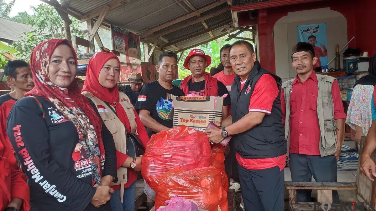 Jajaran DPC PDI Perjuangan Pandeglang saat menyerahkan bantuan sembako. (Sumber: Poskota/Samsul Fatoni)