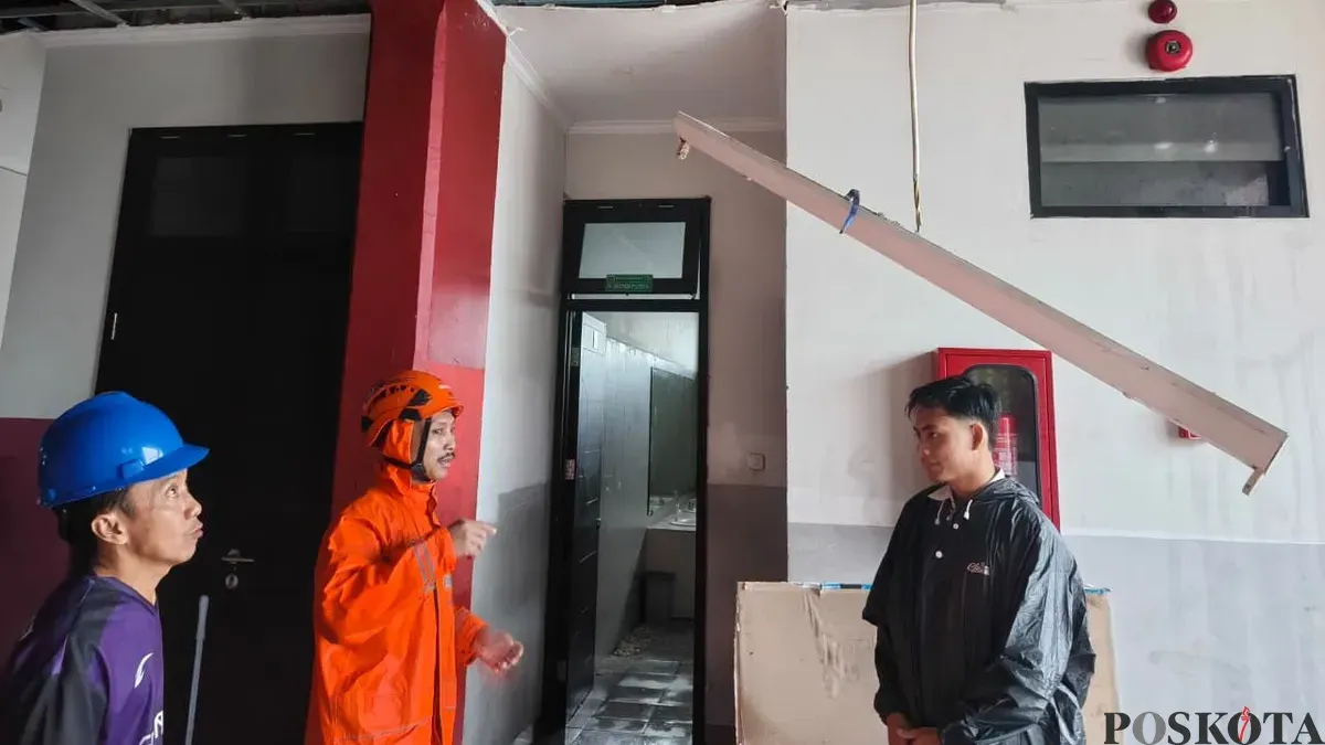 Kondisi salah satu ruangan di SDN 05 Pademangan yang atapnya roboh. (Sumber: Poskota/M Tegar Jihad)