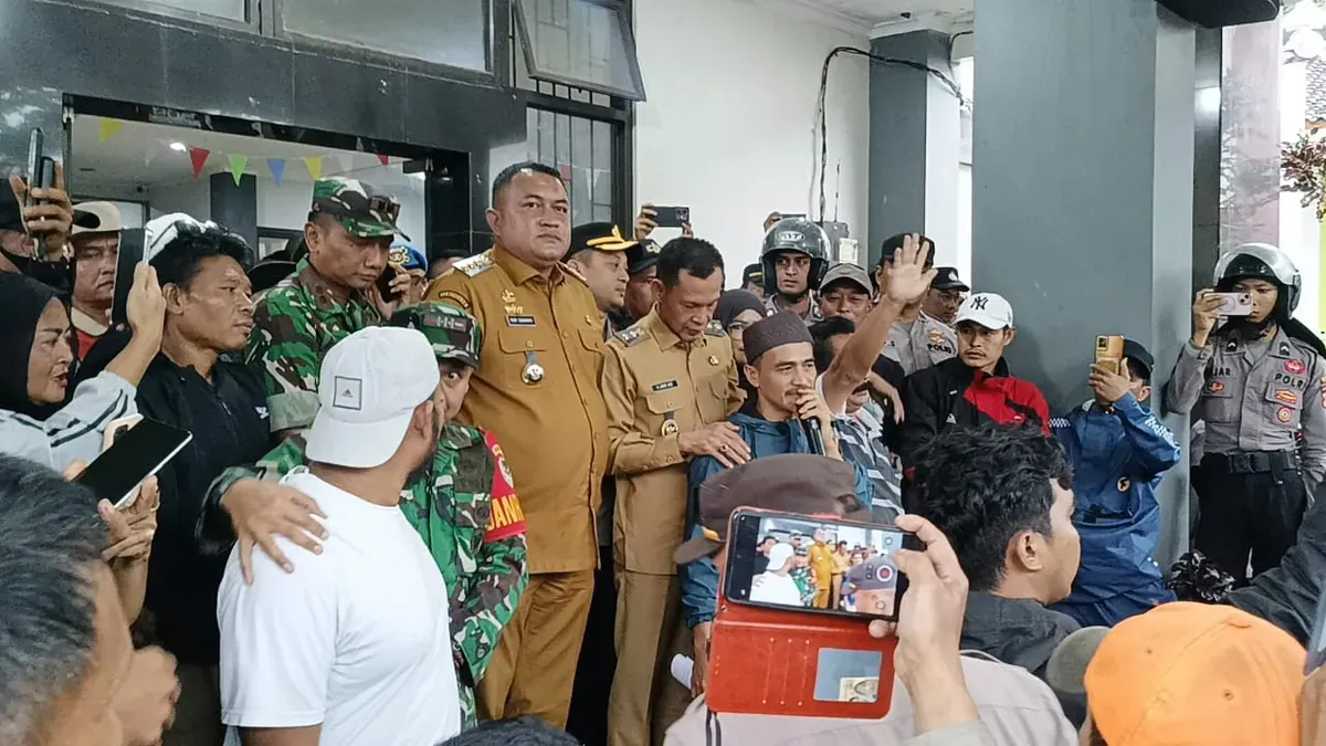 Bupati Bogor, Rudy Susmanto menemui para demonstran di depan kantor Kecamatan Cigudeg. (Sumber: Dok. Istimewa)