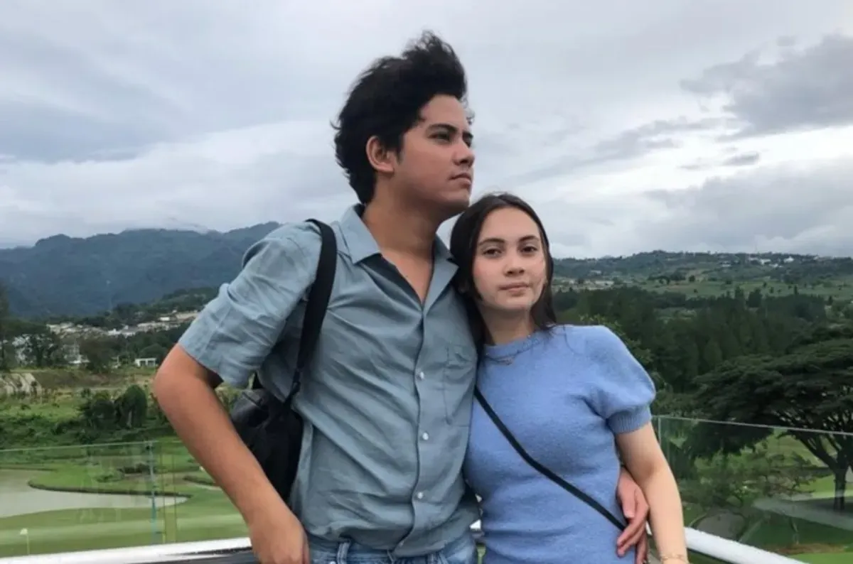 Hubungan asmara Aliando Syarief dan Richelle Skornicki turut menjadi sorotan seiring viralnya isu child grooming yang dibahas setelah buku berjudul Broken Strings karya Aurelie Moeremans ramai diperbincangkan. (Sumber: Instagram/@savorascraves)
