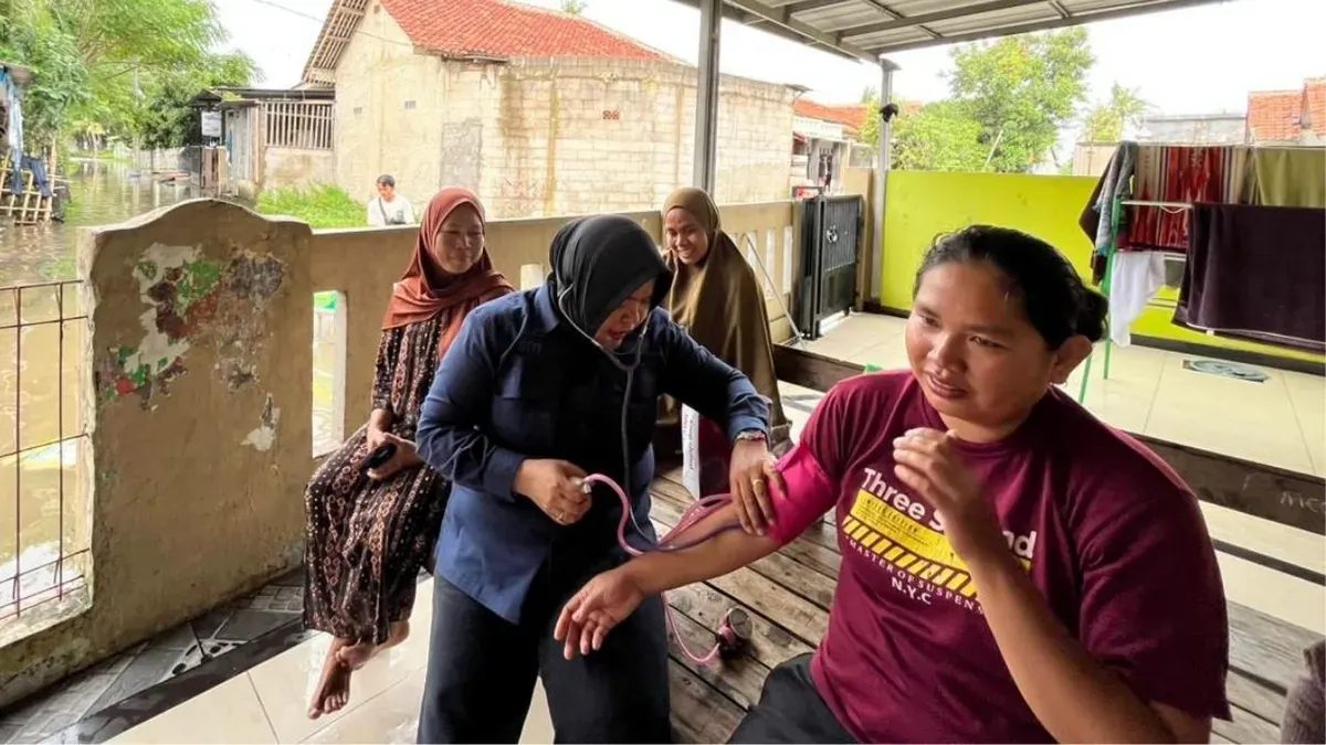 Layanan kesehatan Polres Metro Tangerang Kota kepada korban banjir di Posko Banjir Damkar, Kecamatan Benda. (Sumber: Dok. Polres Metro Tangerang Kota)