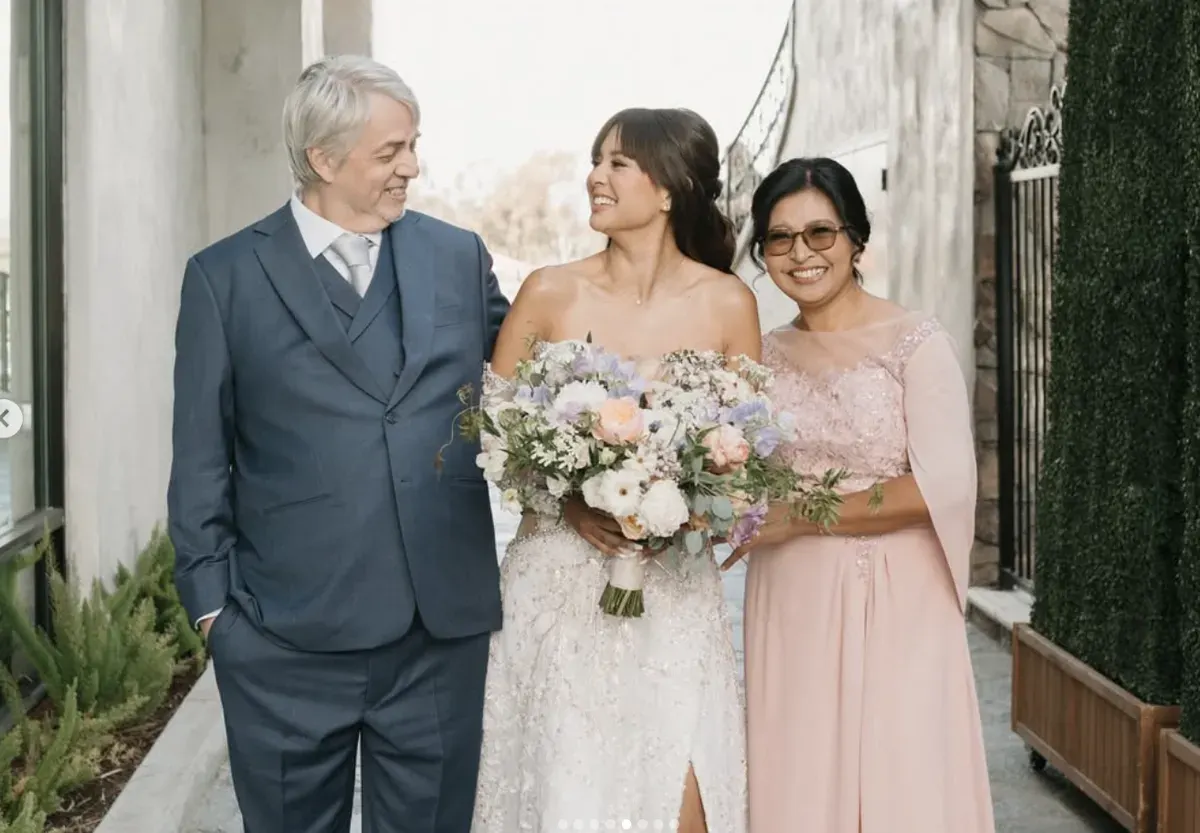 Sri Sunarti, ibu Aurelie Moeremans, sosok penyayang dan tegas yang kisahnya tersirat dalam buku Broken Strings. (Sumber: Instagram/@aurelie)