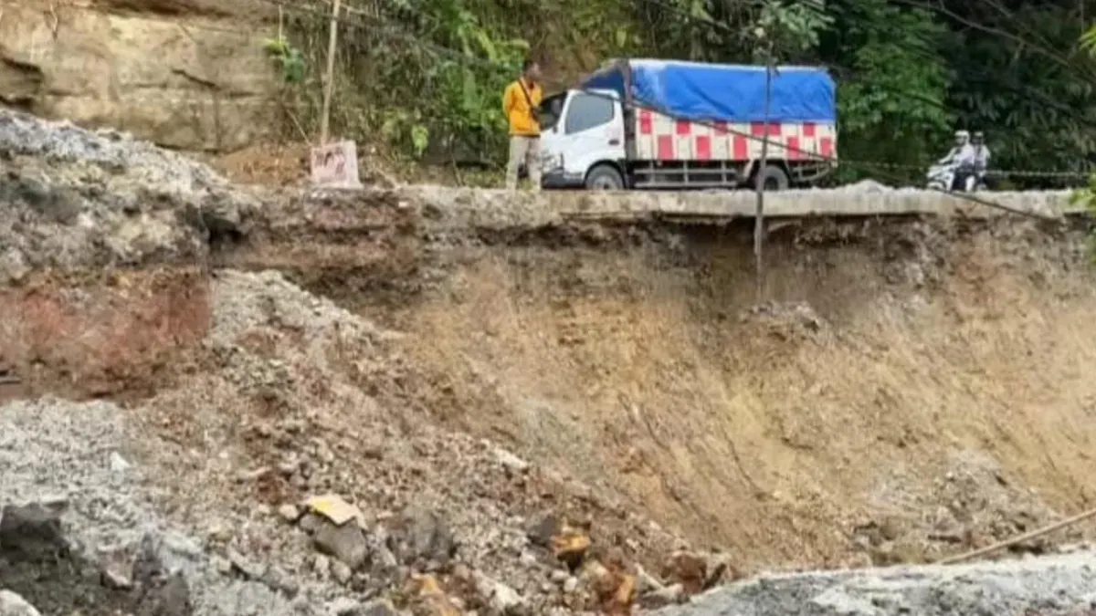 Sejumlah kendaraan ekstra hati-hati saat melintasi jalur Kaduagung-Gunungkencana yang ambles tergerus air sungai. (Sumber: Istimewa)