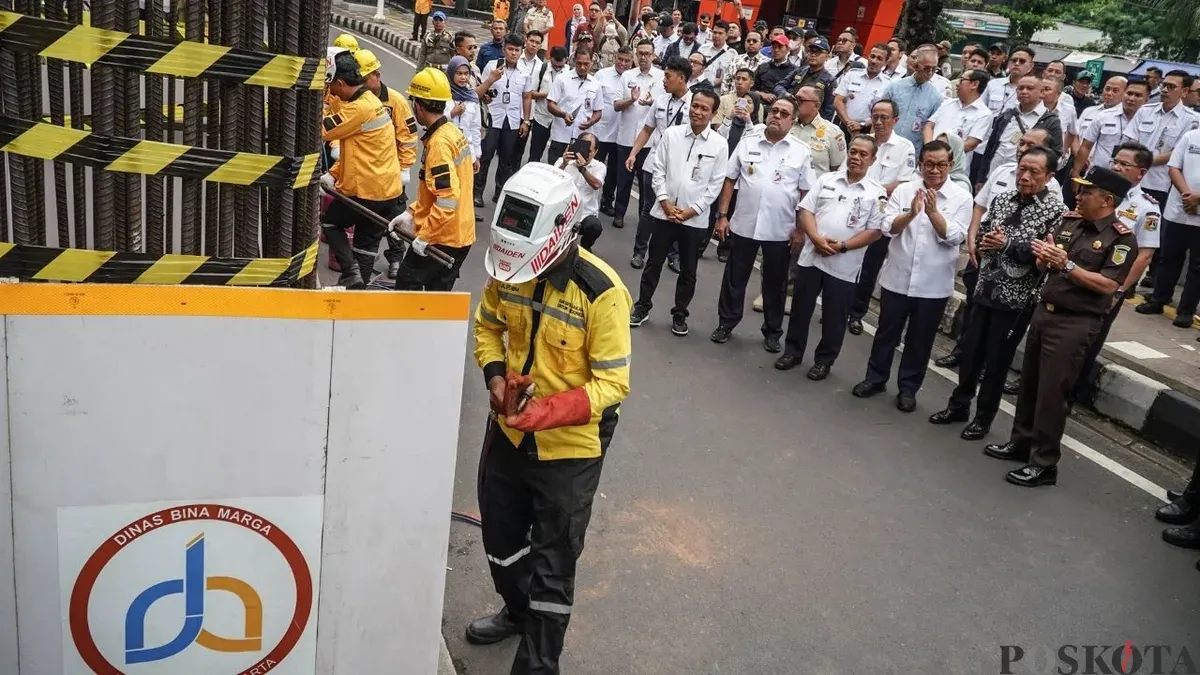 Proses pembongkaran tiang monorel di Jalan H.R. Rasuna Said, Setiabudi, Jakarta Selatan, Rabu, 14 Januari 2026. (Sumber: Poskota/Bilal Nugraha Ginanjar)