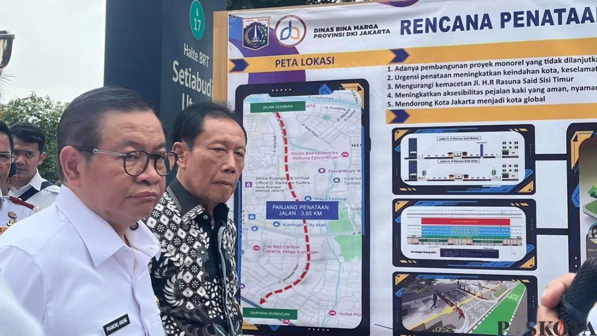 Gubernur DKI Jakarta Pramono Anung saat meninjau tiang monorel di sepanjang Jalan Rasuna Said, Jakarta Selatan, yang mulai dibongkar hari ini, Rabu, 14 Januari 2026. (Sumber: Poskota/Pandi Ramedhan)