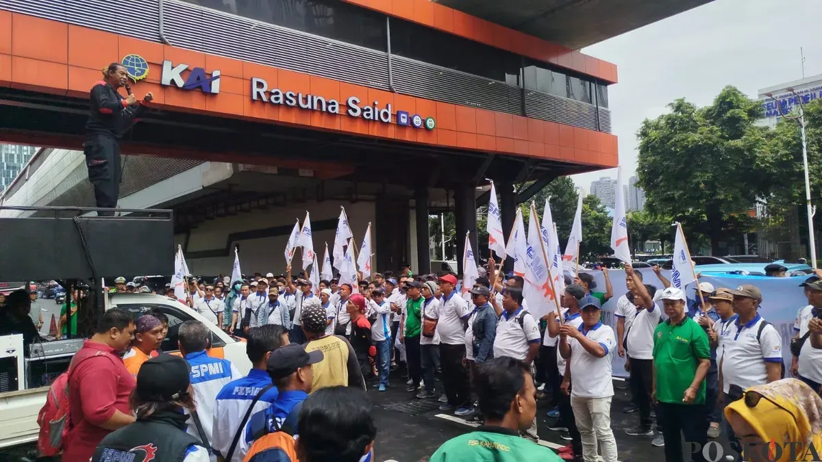 Ratusan buruh PT Pakerin Mojokerto berunjuk rasa di Kantor Kemenkumham dan LPS, Jakarta Selatan, Rabu, 14 Januari 2026. (Sumber: Poskota/Ali Mansur)