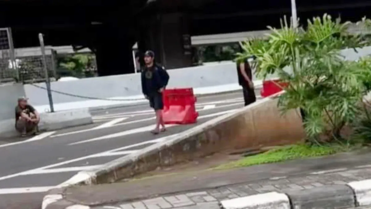 Sekelompok pak ogah menutup exit Tol Rawa Buaya, Cengkareng, Jakarta Barat. (Sumber: Istimewa)