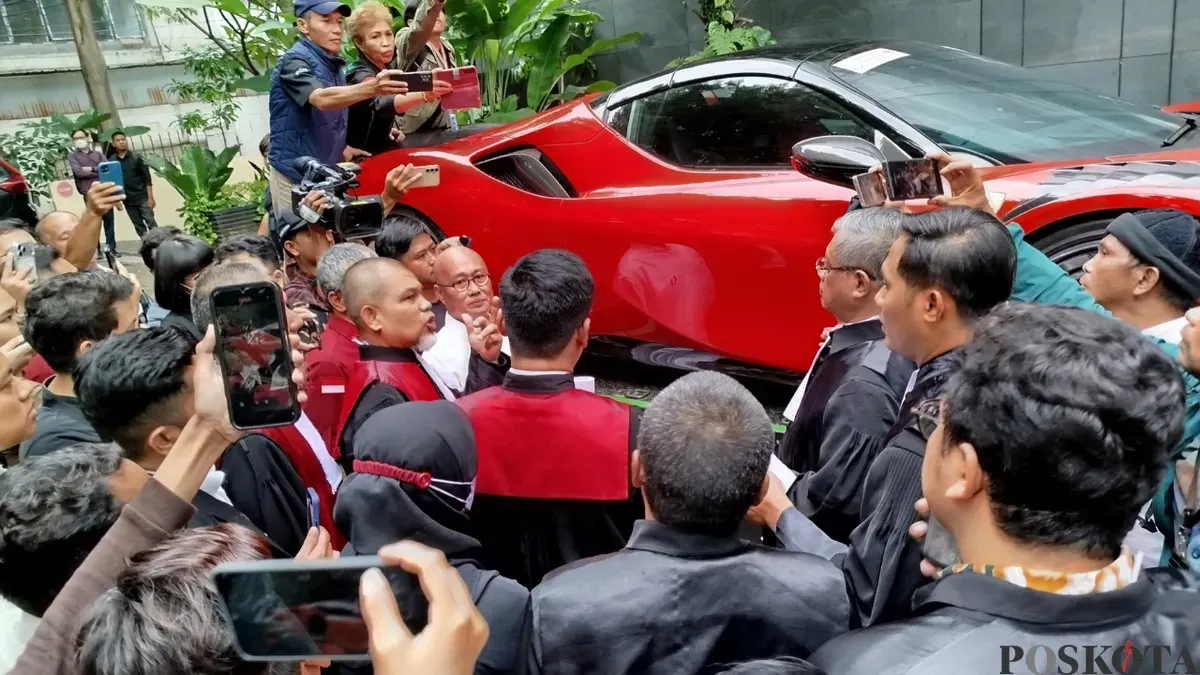 Barang bukti mobil Ferrari milik Aryanto Bakri (baju putih) diperiksa majelis hakim (toga merah) di PN Jakarta Pusat. (Sumber: Poskota/ Ramot Sormin)