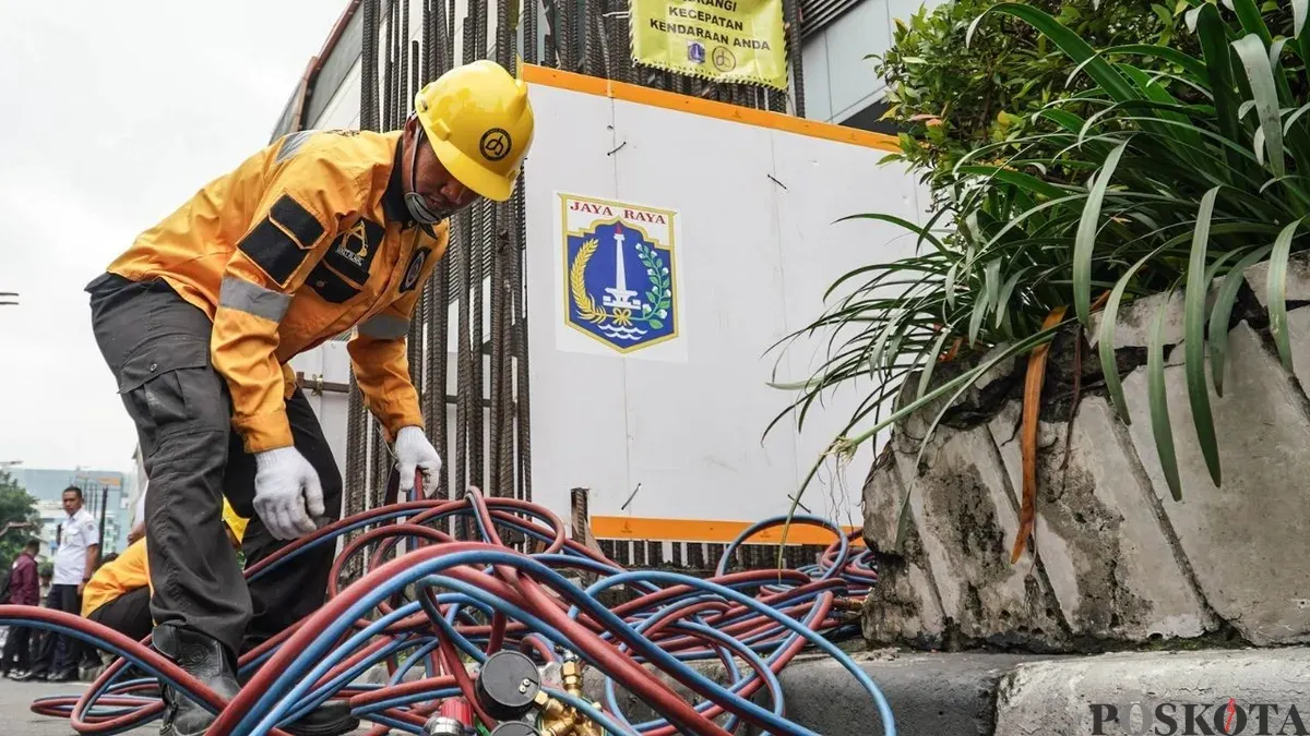 Petugas Suku Dinas Bina Marga membongkar tiang monorel mangkrak di Jalan Rasuna Said, Setiabudi, Jakarta Selatan, Rabu, 14 Januari 2025. (Sumber: Poskota/Bilal Nugraha Ginanjar)