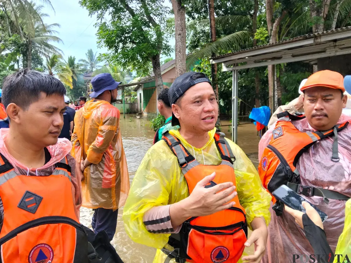Ketua DPRD Pandeglang, Tubagus Khotibul Umam saat meninjau lokasi banjir di Patia. (Sumber: Poskota/Samsul Fatoni)