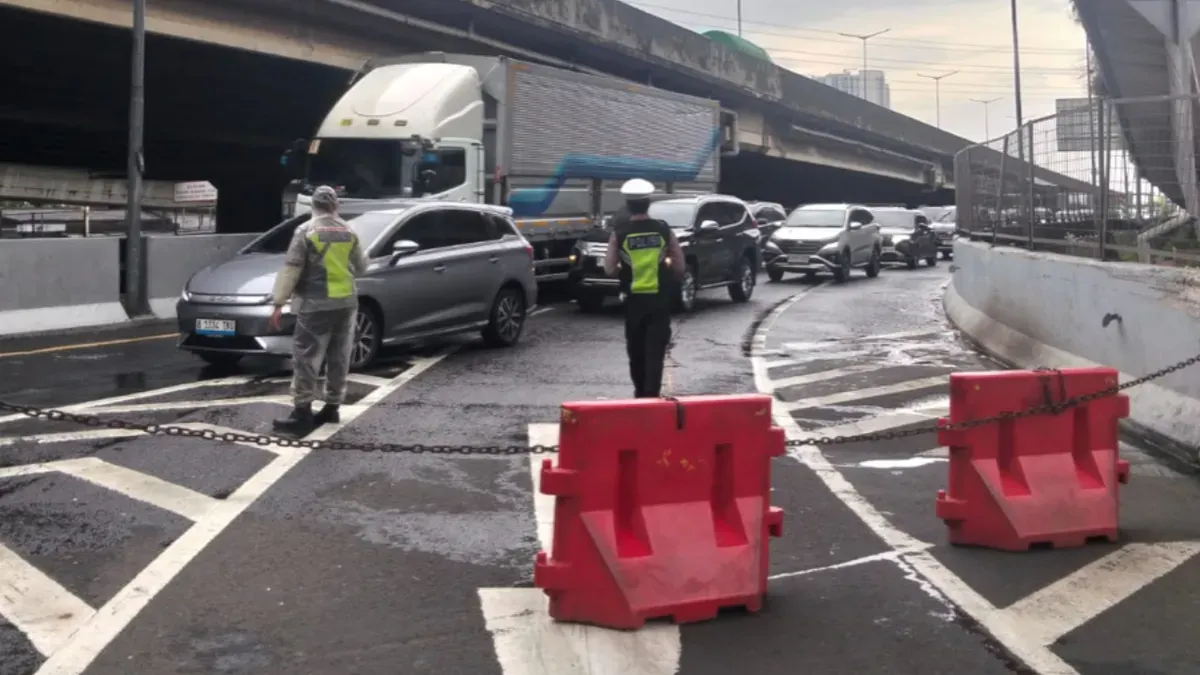 Potret pihak kepolisian berjaga di exit Tol Rawa Buaya usai viral adanya pungutan liar (pungli). (Sumber: X/@TMCPoldaMetroJaya)