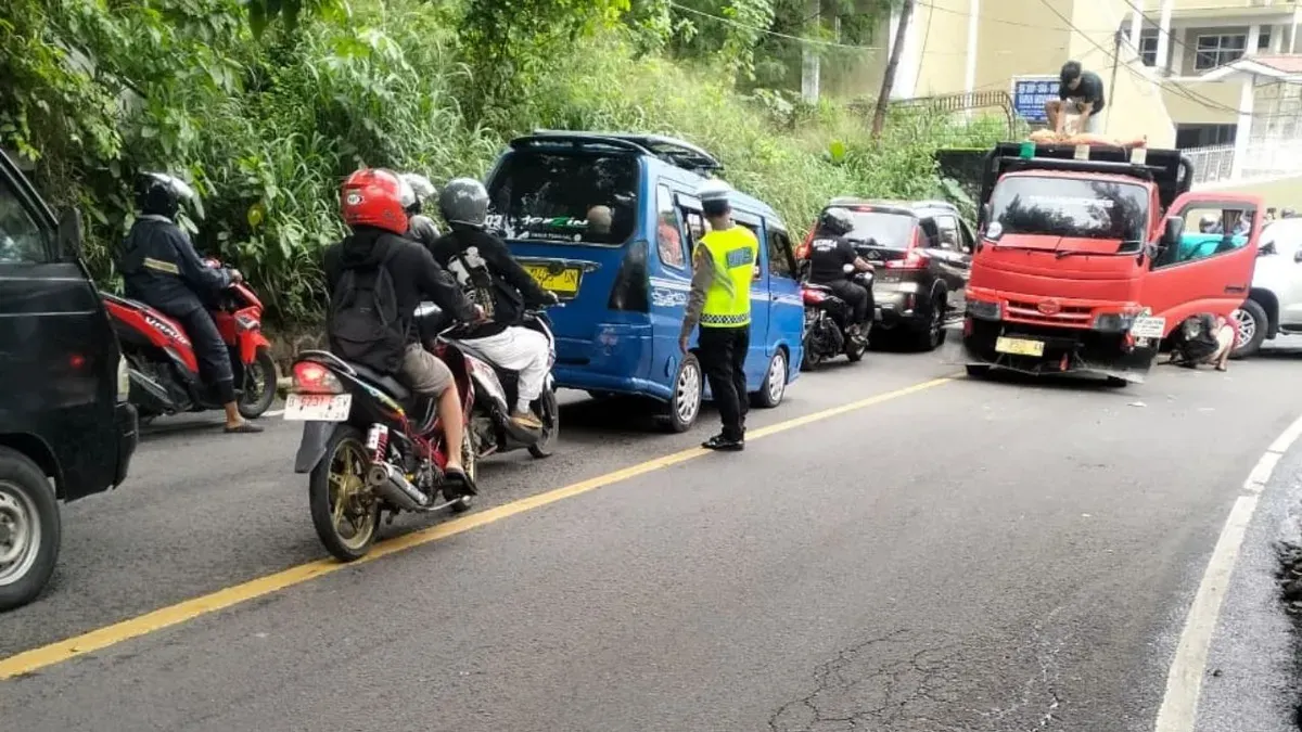 Truk gagal melewati tanjakan hingga menabrak mobil di Jalan Raya Muchtar, Sawangan, Kota Depok, Kamis, 15 Januari 2026. (Sumber: Dok. Polsek Bojongsari)