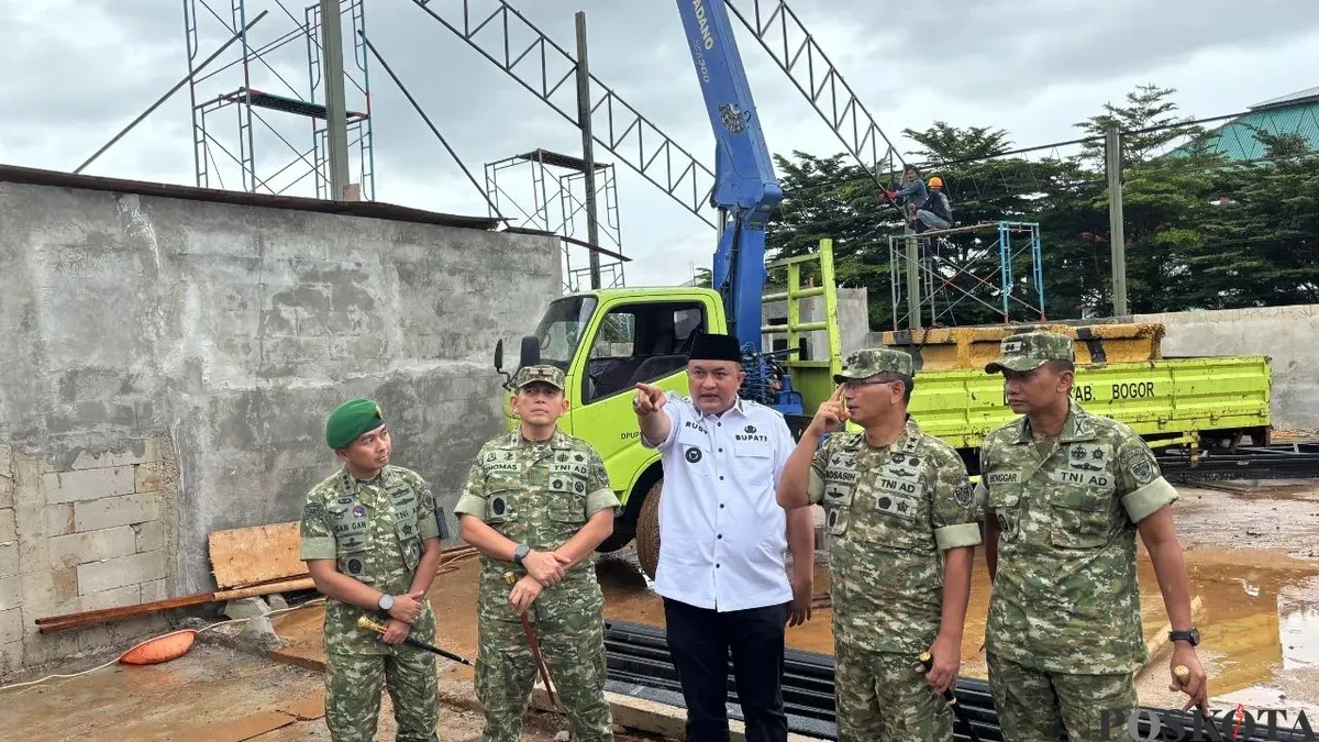 Pangdam III/Siliwangi, Mayjen TNI Kosasih saat meninjau pembangunan koperasi merah putih Kelurahan Pakansari. (Sumber: Poskota/Giffar Rivana)