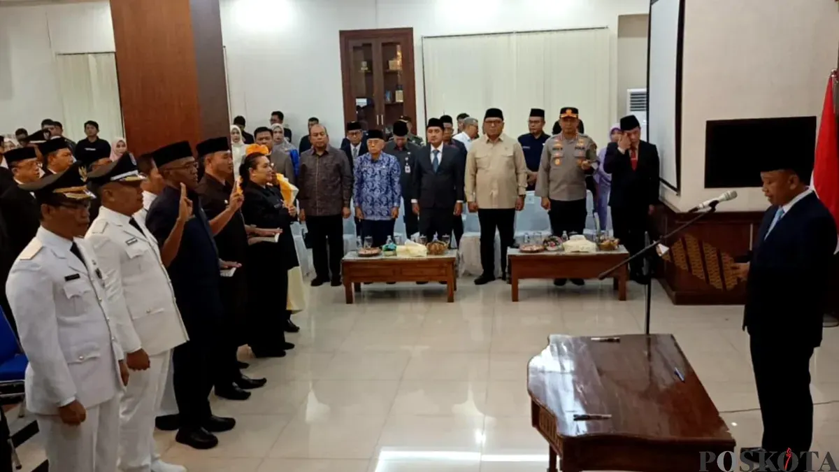 Wali Kota Depok, Supian Suri disaksikan oleh para unsur Forkompimda Kota Depok mengucap janji kepada para ASN dan Pejabat Eselon II di Aula Teratai Pemkot Depok, Kamis, 15 Januari 2026. (Sumber: Poskota/ Angga Pahlevi)