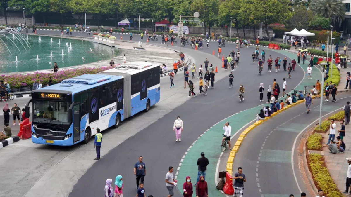 Ilustrasi bus Transjakarta yang beroperasi di tengah warga saat beraktivitas di Car Free Day (CFD). (Sumber: Istimewa)