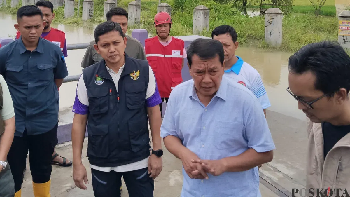 Bupati Tangerang, Maesyal Rasyid (tengah) saat melakukan pemantauan saluran air di Perumahan Taman Cikande, Kecamatan Jayanti. (Sumber: Poskota/ Veronica)