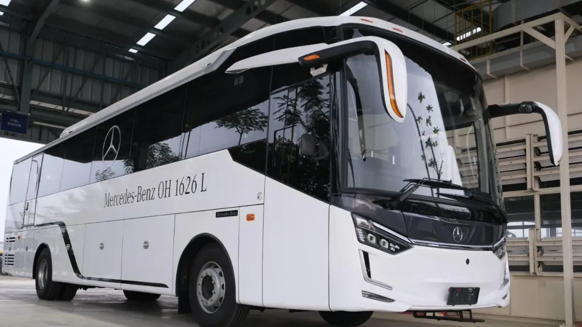 Potret bus Mercedes-Benz OH 1626 L Euro 5 rakitan Indonesia resmi diekspor ke Thailand. (Sumber: DCVI)