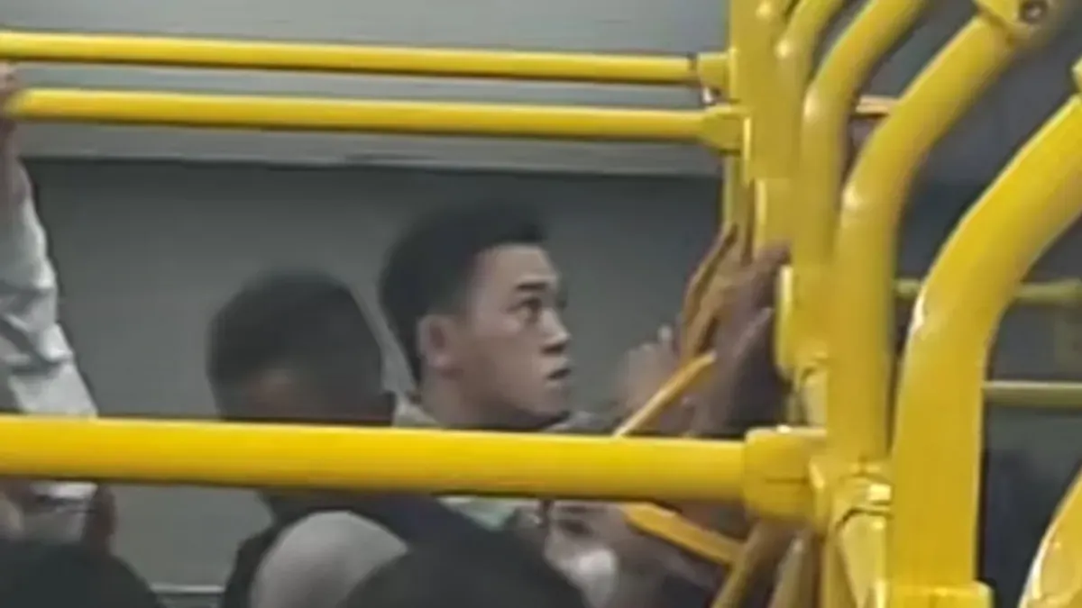 Seorang penumpang pria kepergok melakukan masturbasi di Transjakarta. (Sumber: TikTok/@claud.ni)