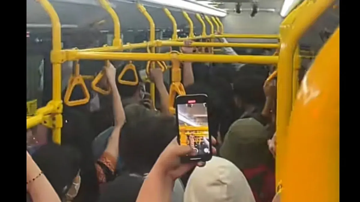 Potret saat terduga pelaku ketahuan lakukan tindakan asusila di bus Transjakarta. (Sumber: TikTok/@claud.in)