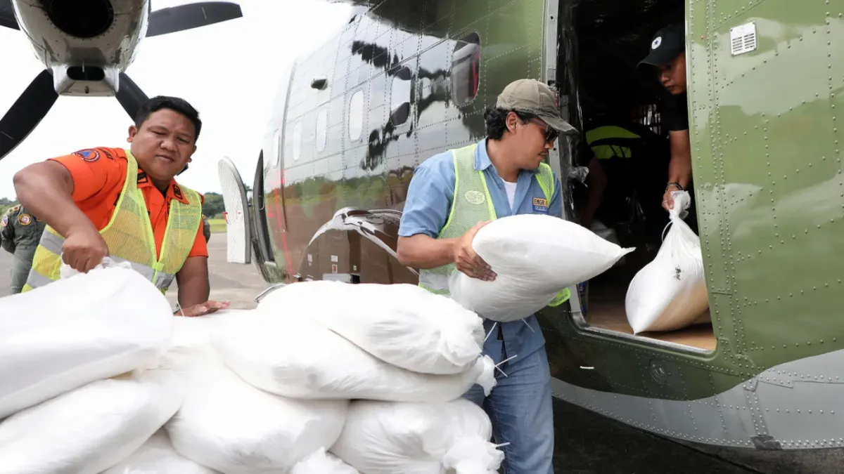 Potret petugas saat bersiap melakukan Operasi Modifikasi Cuaca (OMC) untuk wilayah DKI Jakarta. (Sumber: Berita Jakarta)