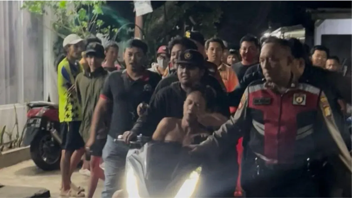 Dalam keadaan babak belur pelaku curanmor sama warga diarak setelah berhasil ditangkap dilakukan pengamanan anggota Patroli Polsek Pancoran Mas. (Sumber: Dok. Warga)
