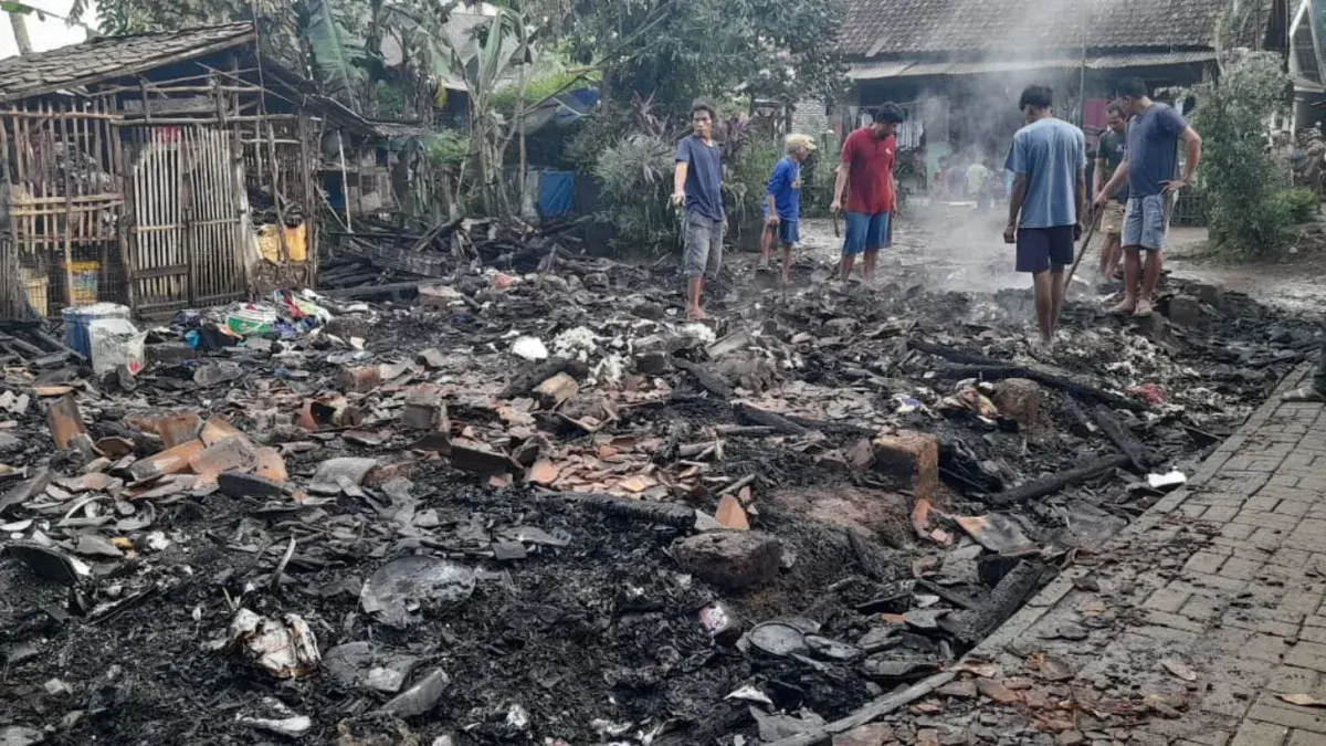 Kondisi rumah Sukamto rata dengan tanah usai dilalap api. (Sumber: Dok. Polsek Cikeusal)