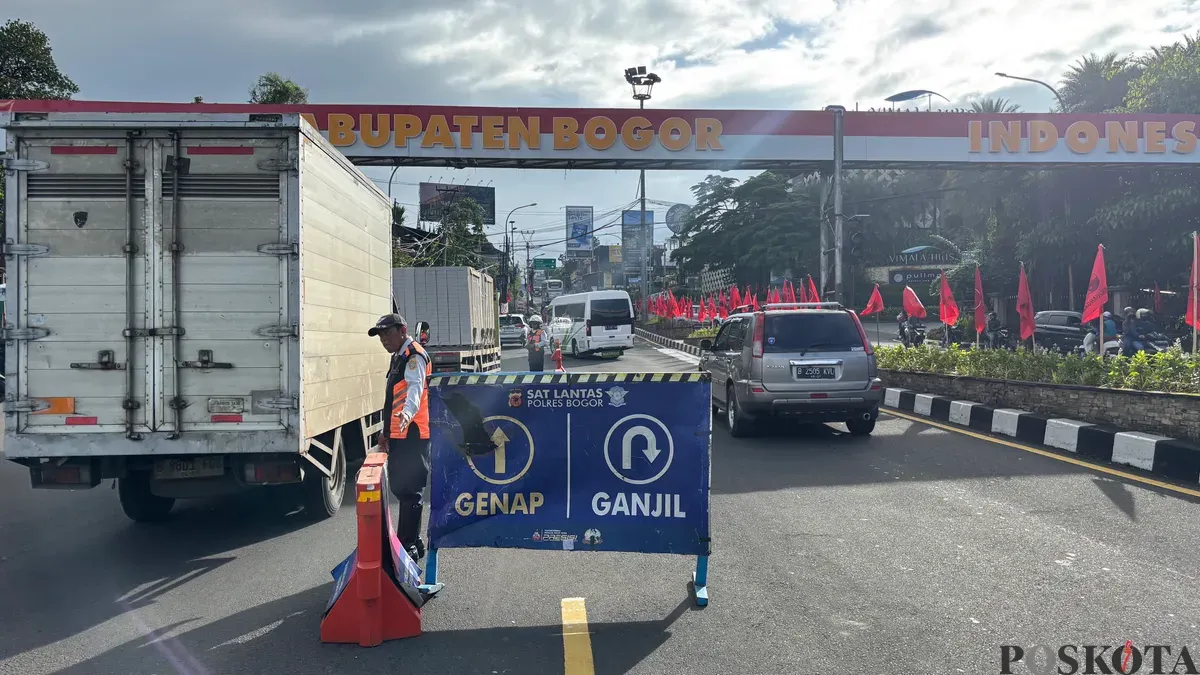 Rekayasa lalu lintas ganjil-genap di Jalur Puncak, Kabupaten Bogor, diterapkan saat libur panjang Isra Miraj. (Sumber: Poskota/Giffar Rivana)