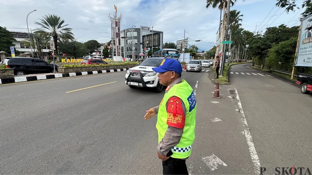 Supeltas mengatur lalu lintas di Simpang Gadog, Kabupaten Bogor, Jumat-Minggu, 16-18 Januari 2026. (Sumber: Poskota/Giffar Rivana)