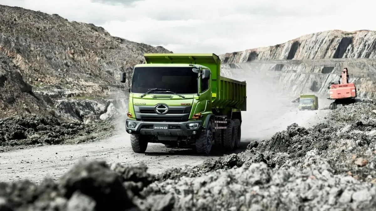 Hino mempertahankan posisi market leader medium duty truck selama 25 tahun berturut-turut. (Sumber: Dok. Hino)