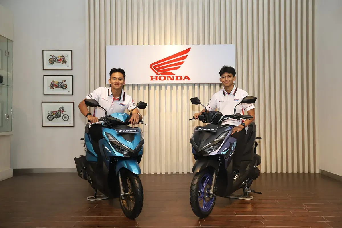 Mario Suryo Aji dan Veda Ega Pratama bersiap menghadapi. (Sumber: AHM)