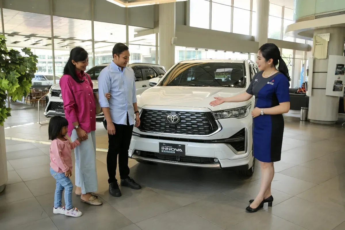 Toyota Kijang Innova Zenix 2026 tampil dengan pembaruan fitur kenyamanan, keselamatan, serta teknologi konektivitas, termasuk identitas hybrid HEV dan layar head unit berukuran lebih besar. (Sumber: Istimewa)