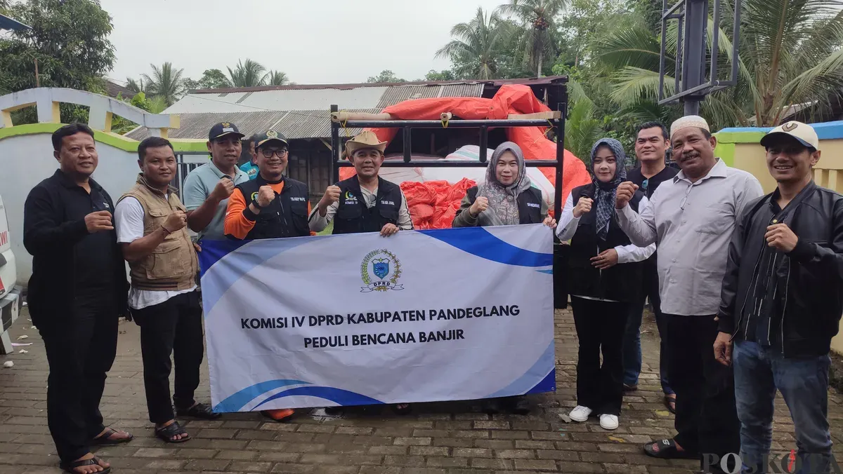 Jajaran Komisi IV DPRD Pandeglang saat menyerahkan bantuan kepada korban banjir di Patia. (Sumber: Poskota/Samsul Fatoni)