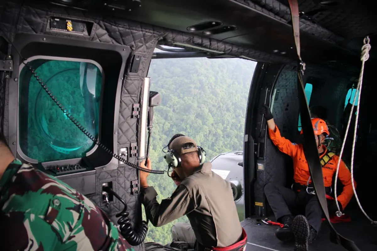 TNI AU mengerahkan helikopter H225M Caracal untuk membantu operasi pencarian pesawat ATR 400 milik Indonesia Air Transport (IAT) yang dilaporkan kehilangan komunikasi pada Sabtu, 17 Januari 2026. (Sumber: TNI AU)