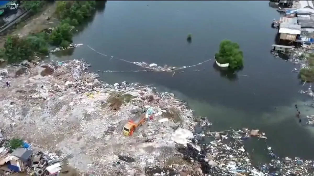 Aktivitas pembuangan sampah di lahan urukan yang berada di perairan kawasan tanggul Muara Baru, Penjaringan, Jakarta Utara. (Sumber: Istimewa)