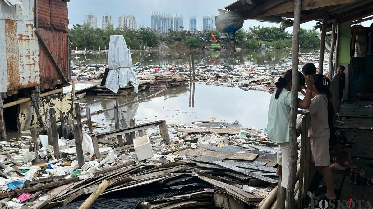Sampah di perairan kawasan tanggul Muara Baru, Penjaringan, Jakarta Utara, Sabtu, 17 Januari 2026. (Sumber: Poskota/Pandi Ramedhan)