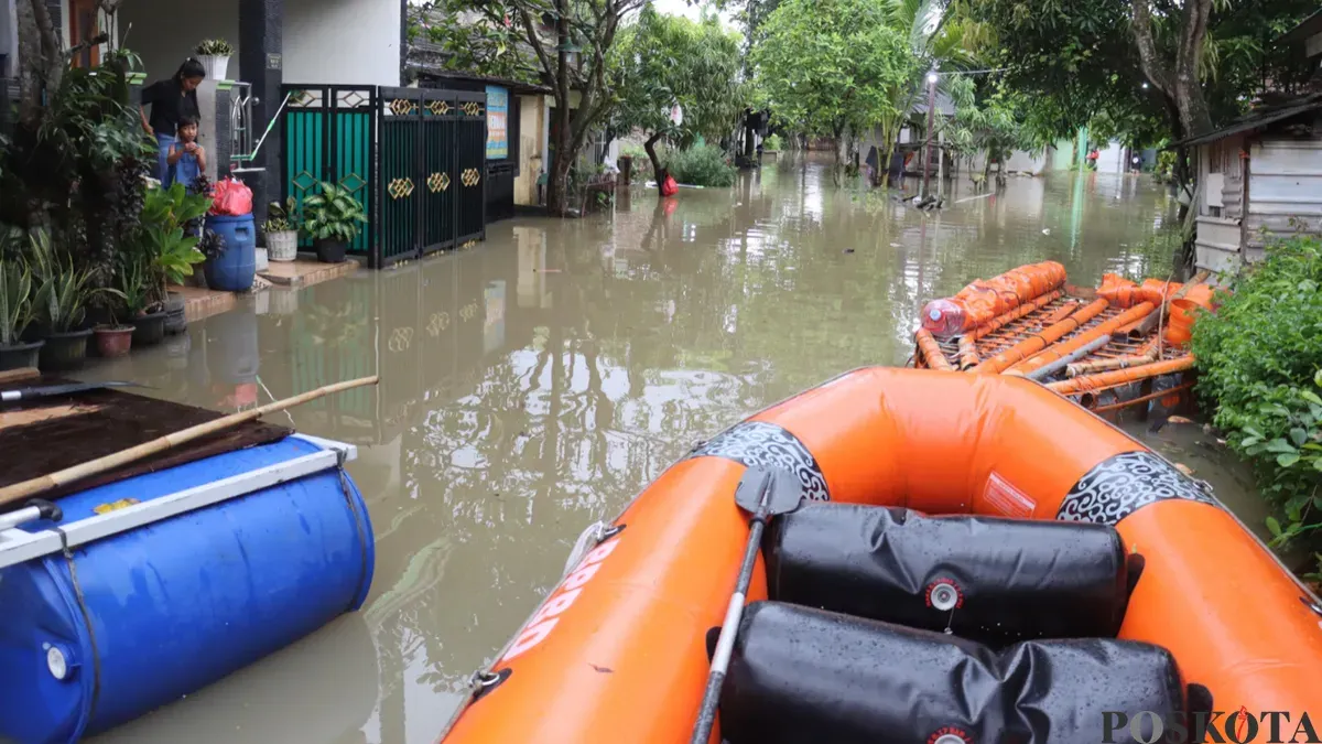Warga Perumahan Taman Cikande, Kabupaten Tangerang kembali kerumah setelah banjir mulai surut. (Sumber: Poskota/Veronica)