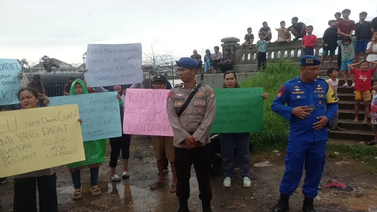 Warga Penjaringan, Jakarta Utara, berunjuk rasa di lahan yang diduga menjadi tempat pembuangan sampah ilegal di kawasan tanggul Muara Baru, Minggu, 18 Januari 2026. (Sumber: Istimewa)