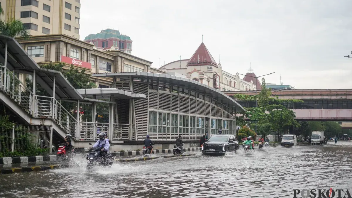 Ilustrasi, sejumlah jalan di wilayah Jakarta tergenang akibat cuaca buruk dan hujan deras. (Sumber: Poskota/Bilal Nugraha)