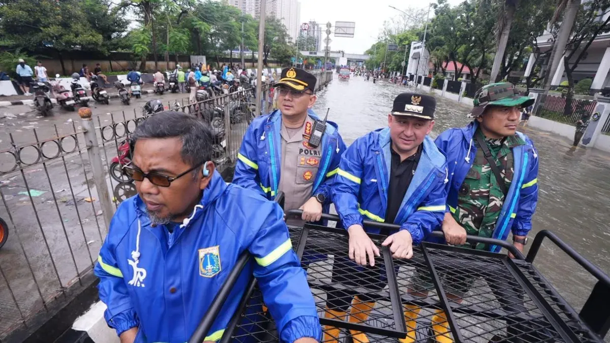 Forkopimko Jakarta Utara melakukan monitoring langsung ke sejumlah wilayah terdampak genangan akibat hujan deras yang mengguyur Jakarta Utara sejak Sabtu, 17 Januari 2026 malam. (Sumber: Kominfo)