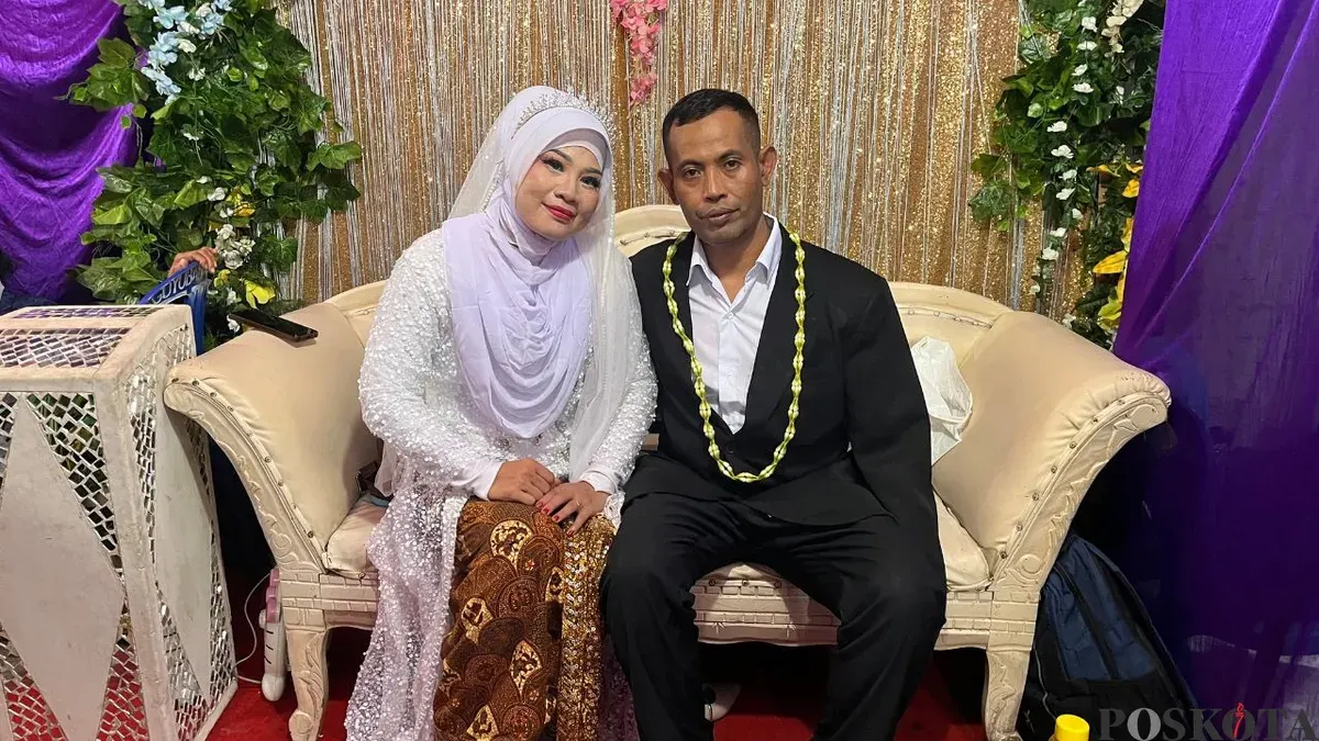 Pasangan pengantin Ela Laela dan Muhadi yang sempat digendong karena air yang menggenangi di lokasi acara pernikahannya di Pedongkelan, Cengkareng, Jakarta Barat, Minggu, 18 Januari 2026. (Sumber: Poskota/Pandi Ramedhan)