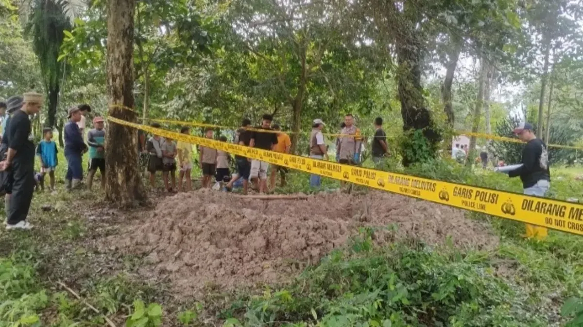 Petugas tengah memasang police line untuk memudahkan penyelidikan. (Sumber: Dok. Polsek Jawilan)