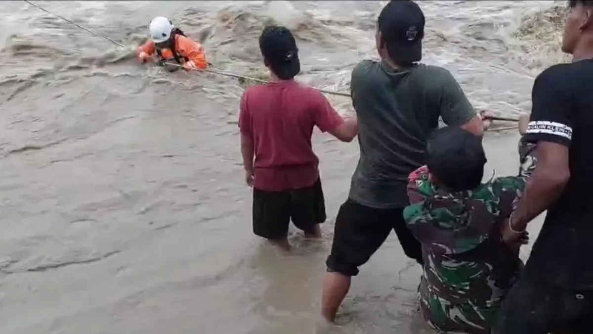 Tiga pemuda di Bogor terjebak arus deras saat keasyikan mancing di aliran Curug Niagara, Jonggol, Kabupaten Bogor. (Sumber: Istimewa)