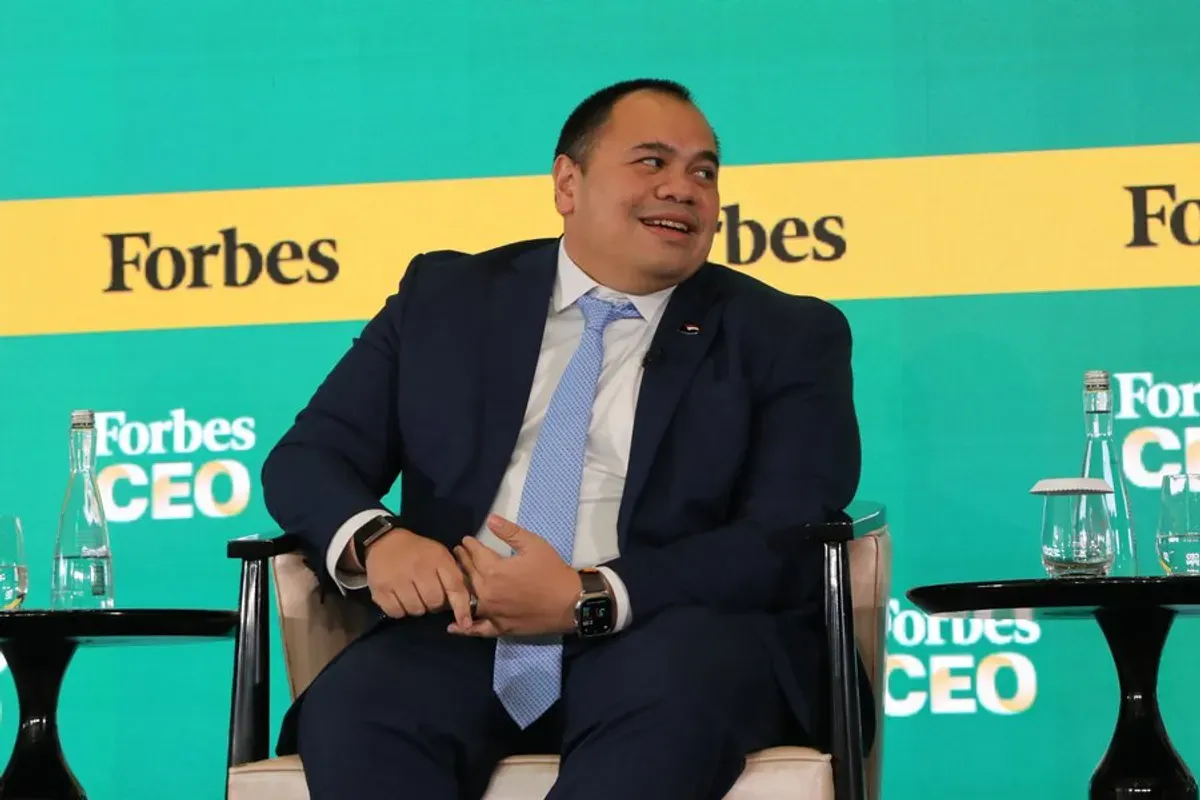Chief Investment Officer (CIO) Danantara Pandu Patria Sjahrir yang didatangi langsung oleh Menteri Keuangan Purbaya Yudhi Sadewa. (Sumber: X/@ForbesAsia)