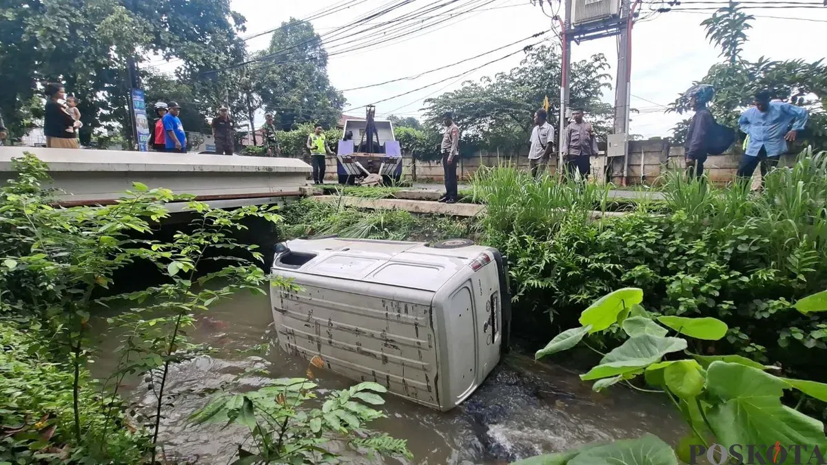 Mobil boks terjun ke Kali Krukut, Jalan Raya Krukut, Kelurahan Gandul, Kecamatan Limo, Kota Depok, Senin, 19 Januari 2026. (Sumber: Poskota/Angga Pahlevi)