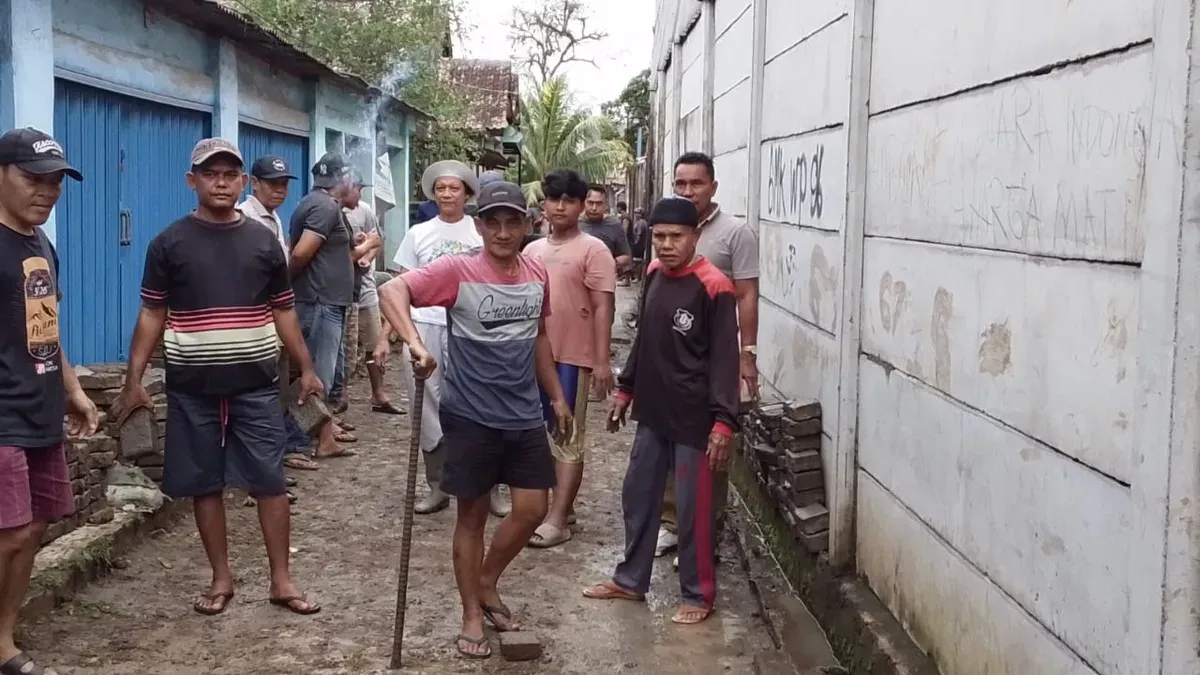 Warga Kampung Sukanagara, Desa Sukanagara, Kecamatan Cikupa gotong royong memperbaiki jalan rusak. (Sumber: Dok. Warga)